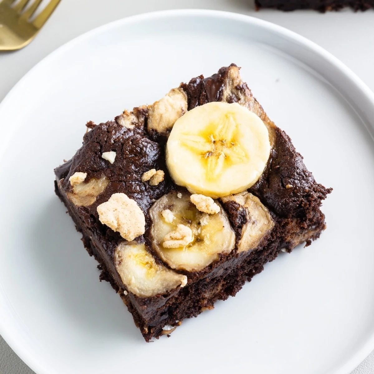 Chocolatey Banana Pudding Brownies cooling in pan, topped with banana slices